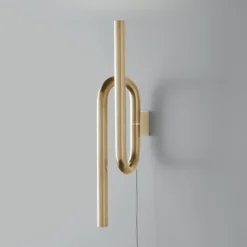 Aplique de pared LED Tobia de Foscarini con cable dorado