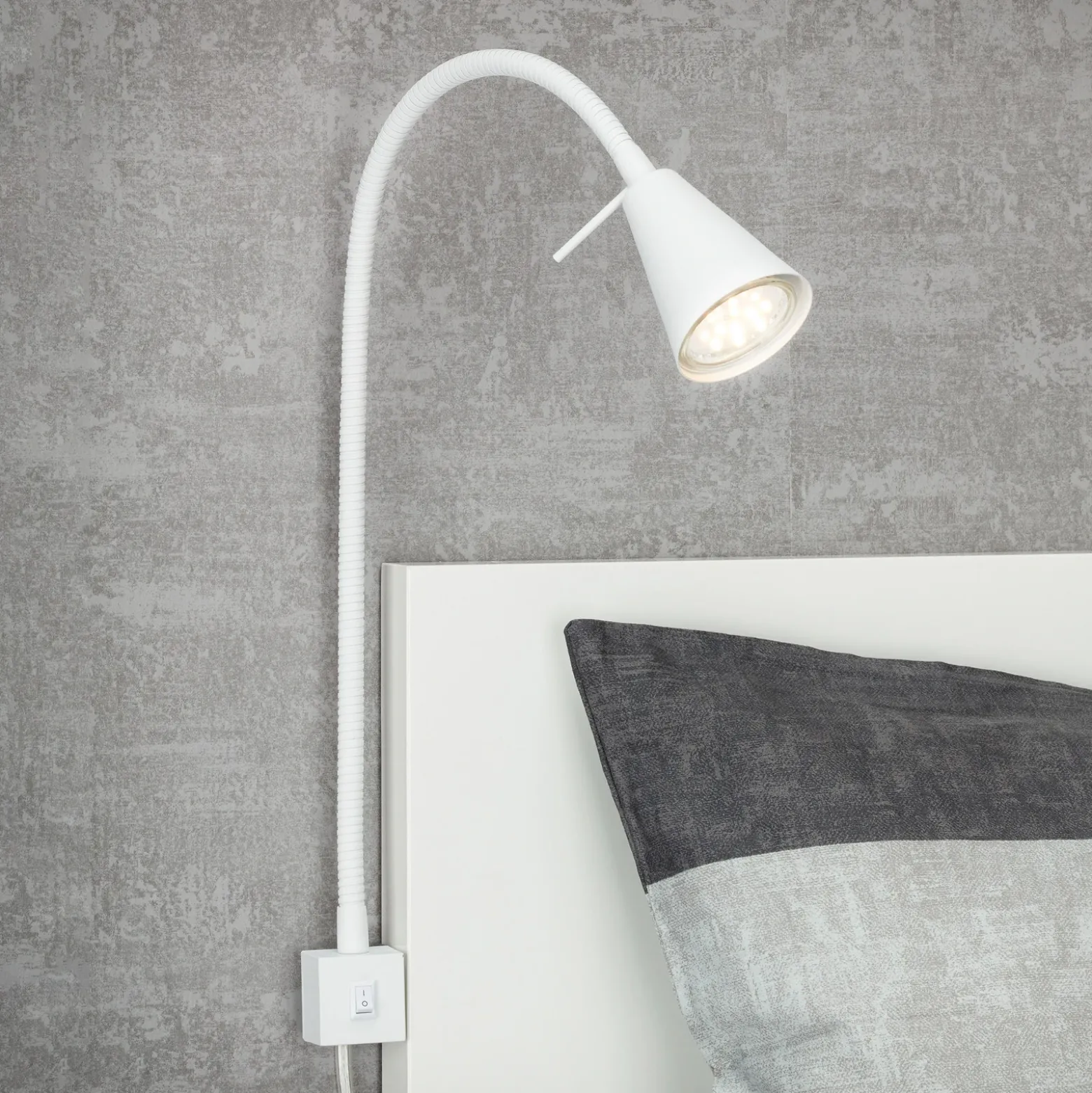 Aplique de pared LED Tuso, blanco, montaje en cama, metal