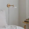 Aplique de pared LED UMAGE Asteria Short, blanco/latón, enchufe