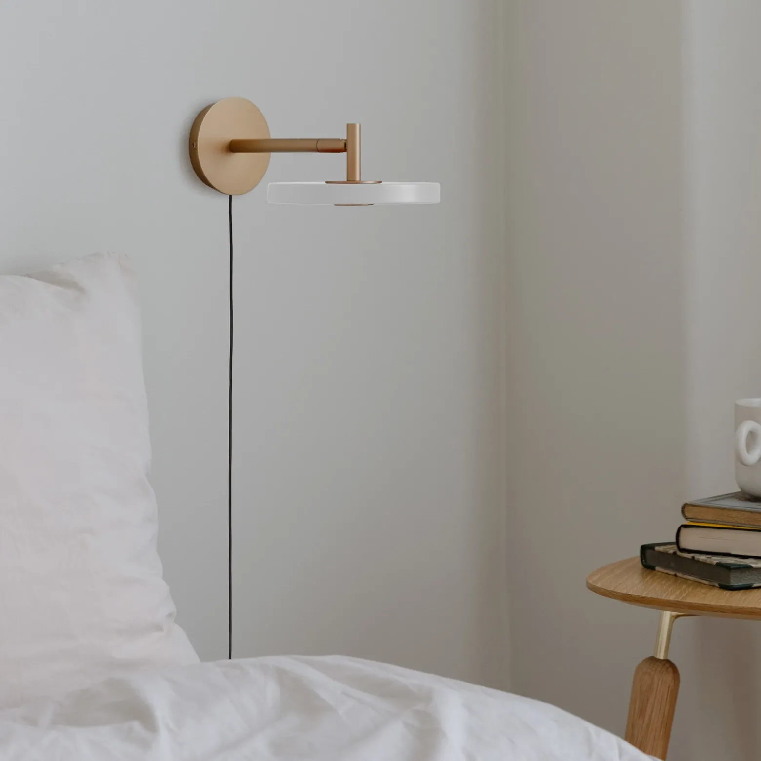 Aplique de pared LED UMAGE Asteria Short, blanco/latón, enchufe