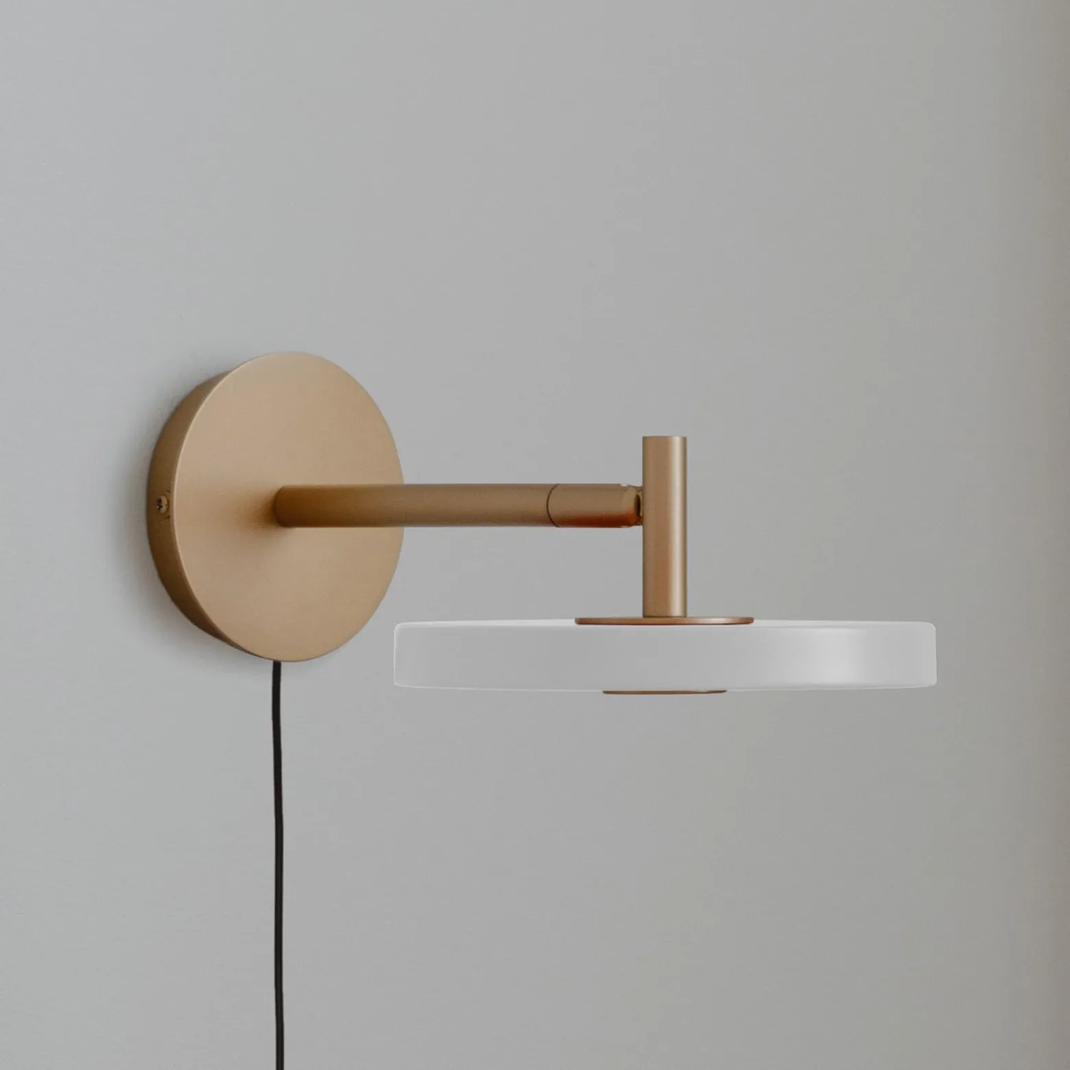 Aplique de pared LED UMAGE Asteria Short, blanco/latón, enchufe