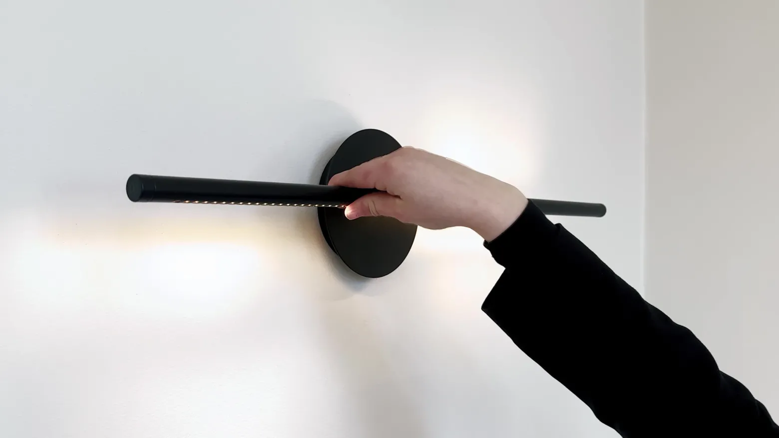 Aplique de pared LED UMAGE Omni, color latón, ancho 54 cm, 2 luces.