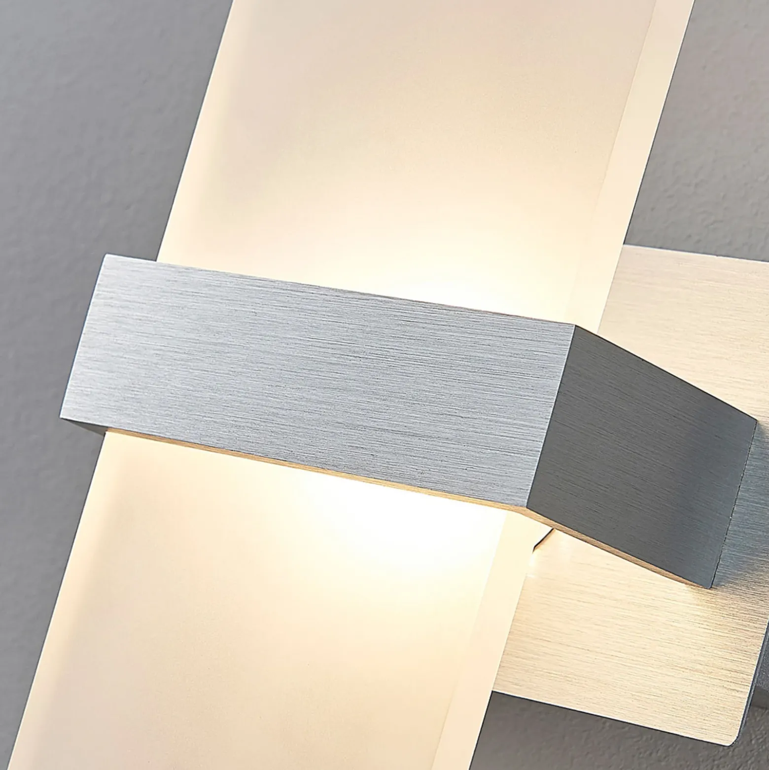 Aplique de pared LED Yorick de Lindby, 18 cm, aluminio/blanco con interruptor