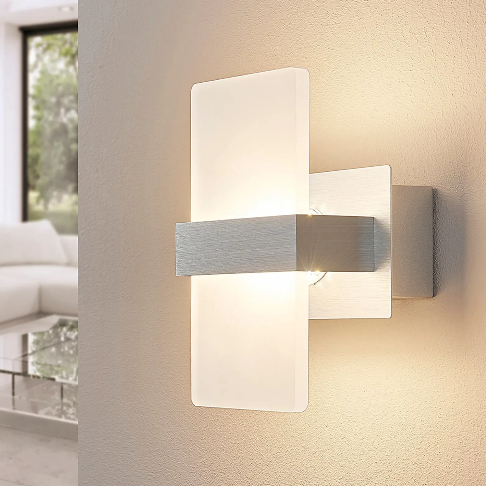 Aplique de pared LED Yorick de Lindby, 18 cm, aluminio/blanco con interruptor