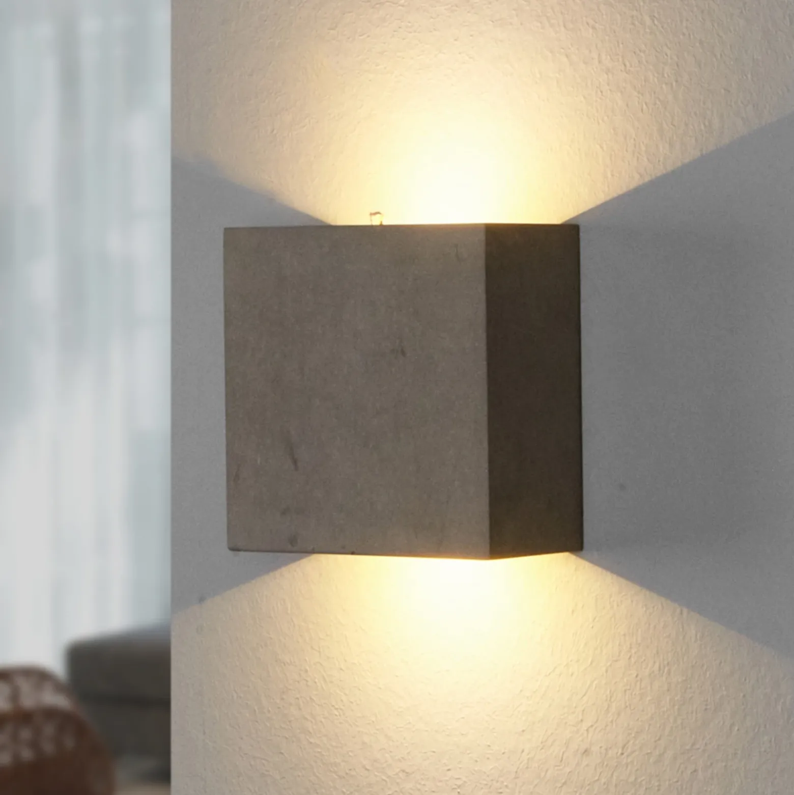 Aplique de pared LED Yva de Lindby, gris, hormigón, 13 x 13 cm, arriba/abajo
