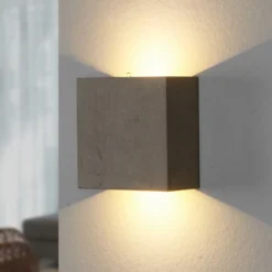 Aplique de pared LED Yva de Lindby, gris, hormigón, 13 x 13 cm, arriba/abajo
