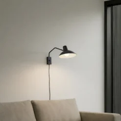 Aplique de pared Lindby Adrik, negro, metal, con enchufe