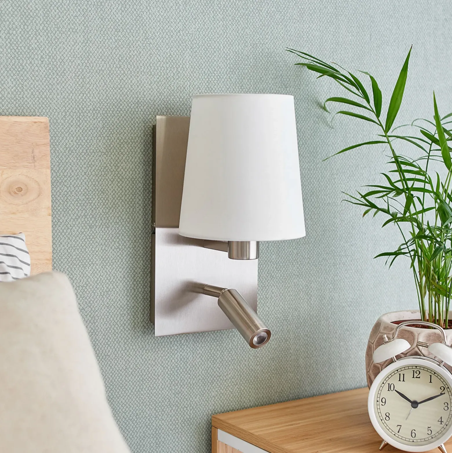 Aplique de pared Lindby Aiden, blanco, níquel, brazo de lectura LED