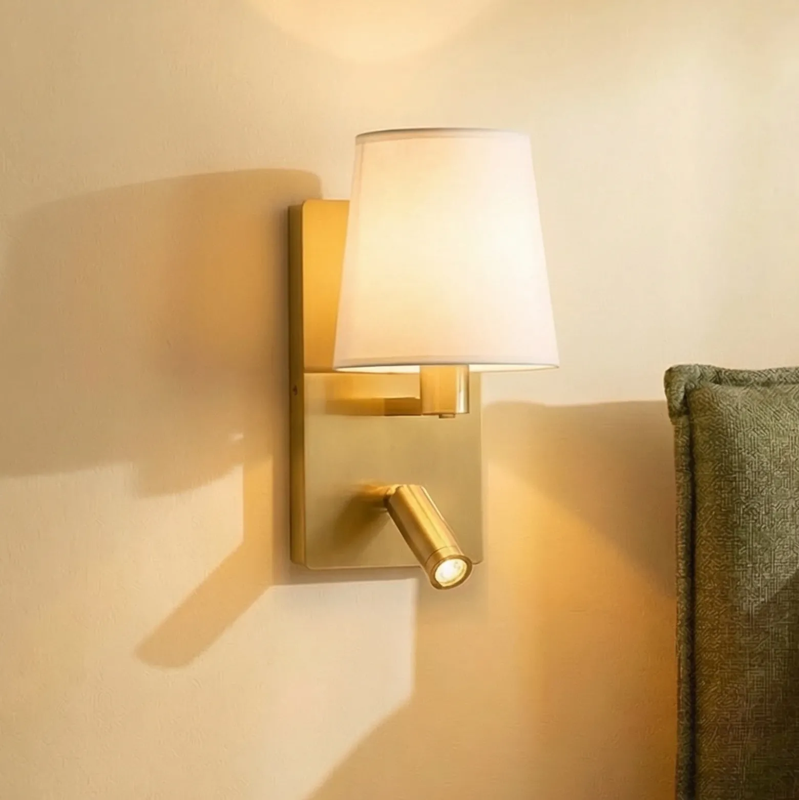 Aplique de pared Lindby Aiden, blanco, latón, brazo de lectura LED