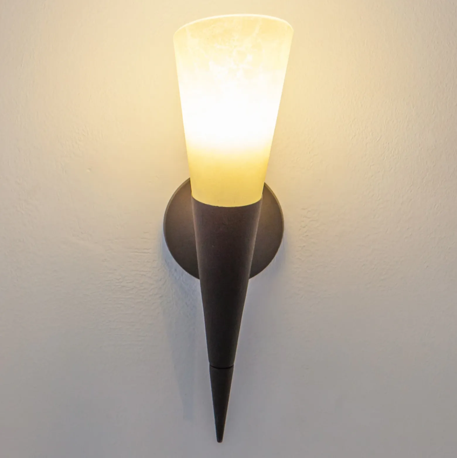 Aplique de pared Lindby Alva, color óxido, cristal, 34 cm de altura, E14