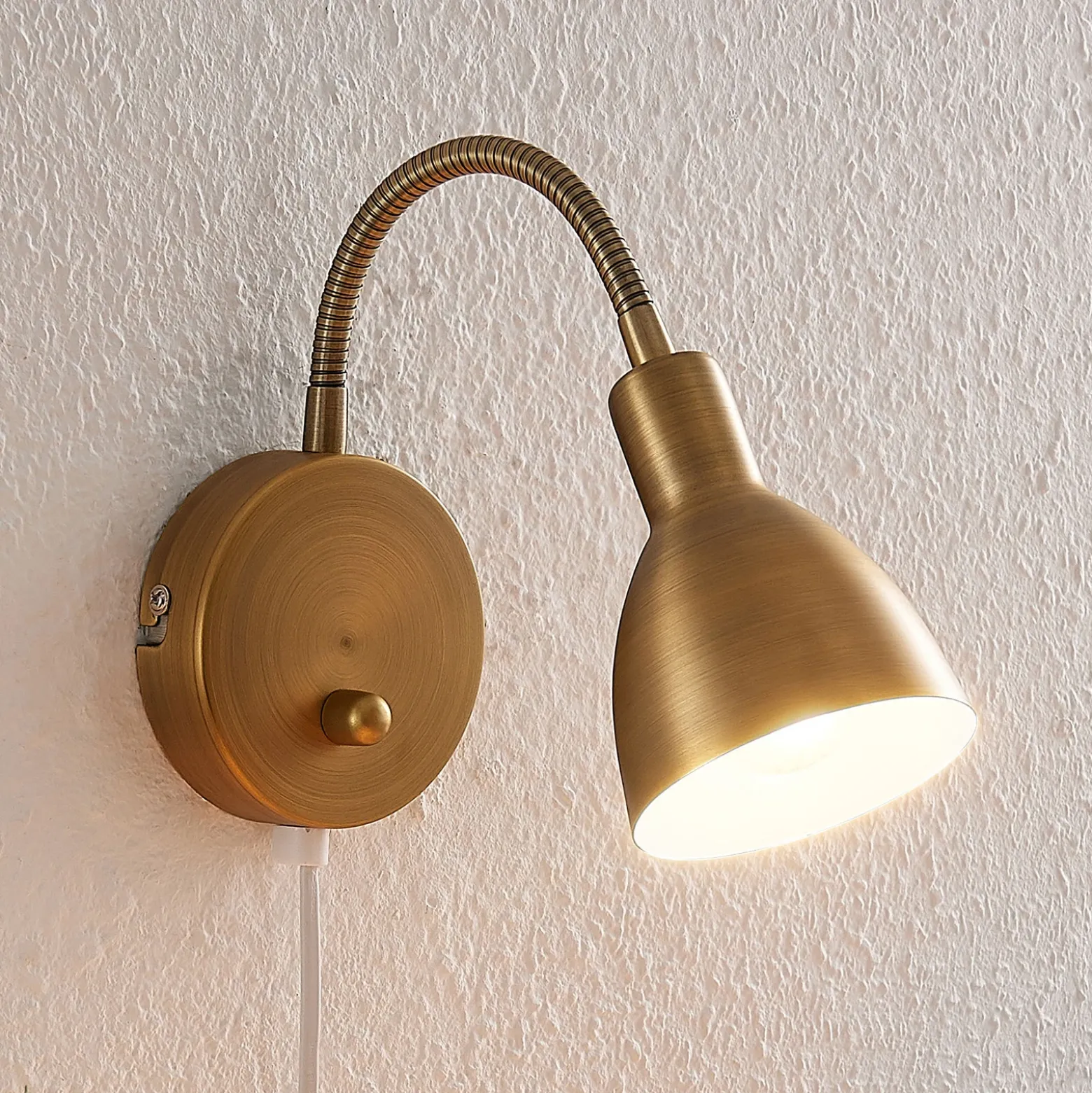 Aplique de pared Lindby Amrei, latón envejecido, 42 cm, enchufable, atenuable