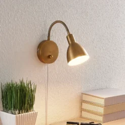 Aplique de pared Lindby Amrei, latón envejecido, 42 cm, enchufable, atenuable