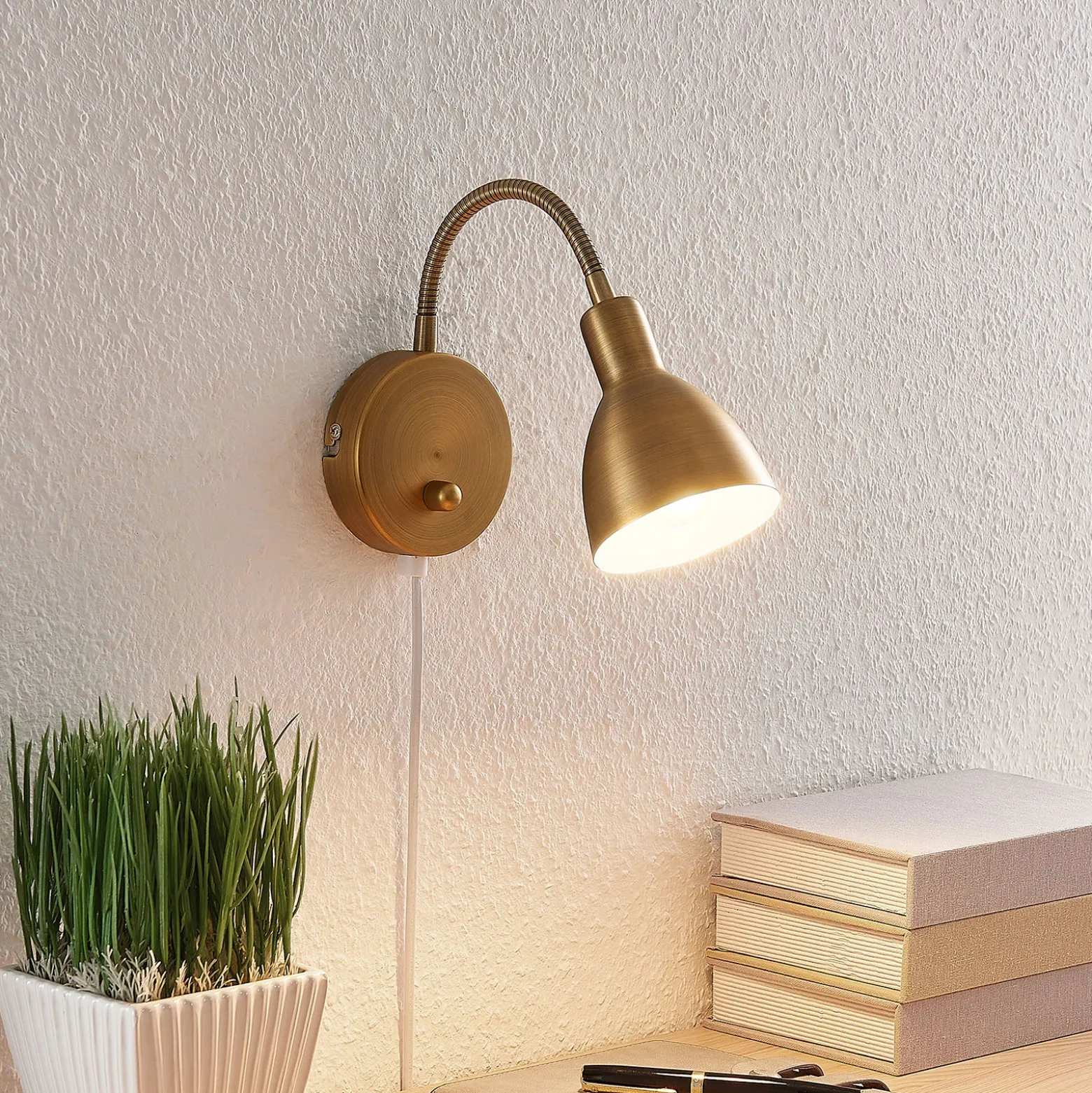 Aplique de pared Lindby Amrei, latón envejecido, 42 cm, enchufable, atenuable