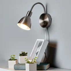 Aplique de pared Lindby Amrei, color níquel, 42cm, enchufe, atenuable