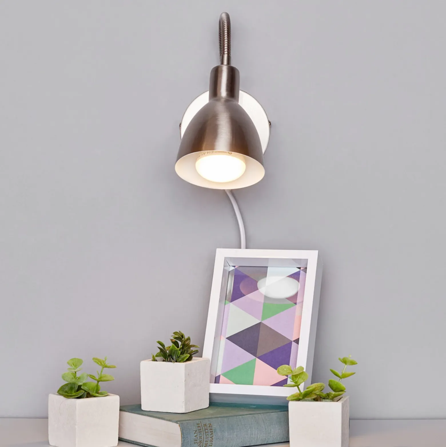 Aplique de pared Lindby Amrei, color níquel, 42cm, enchufe, atenuable