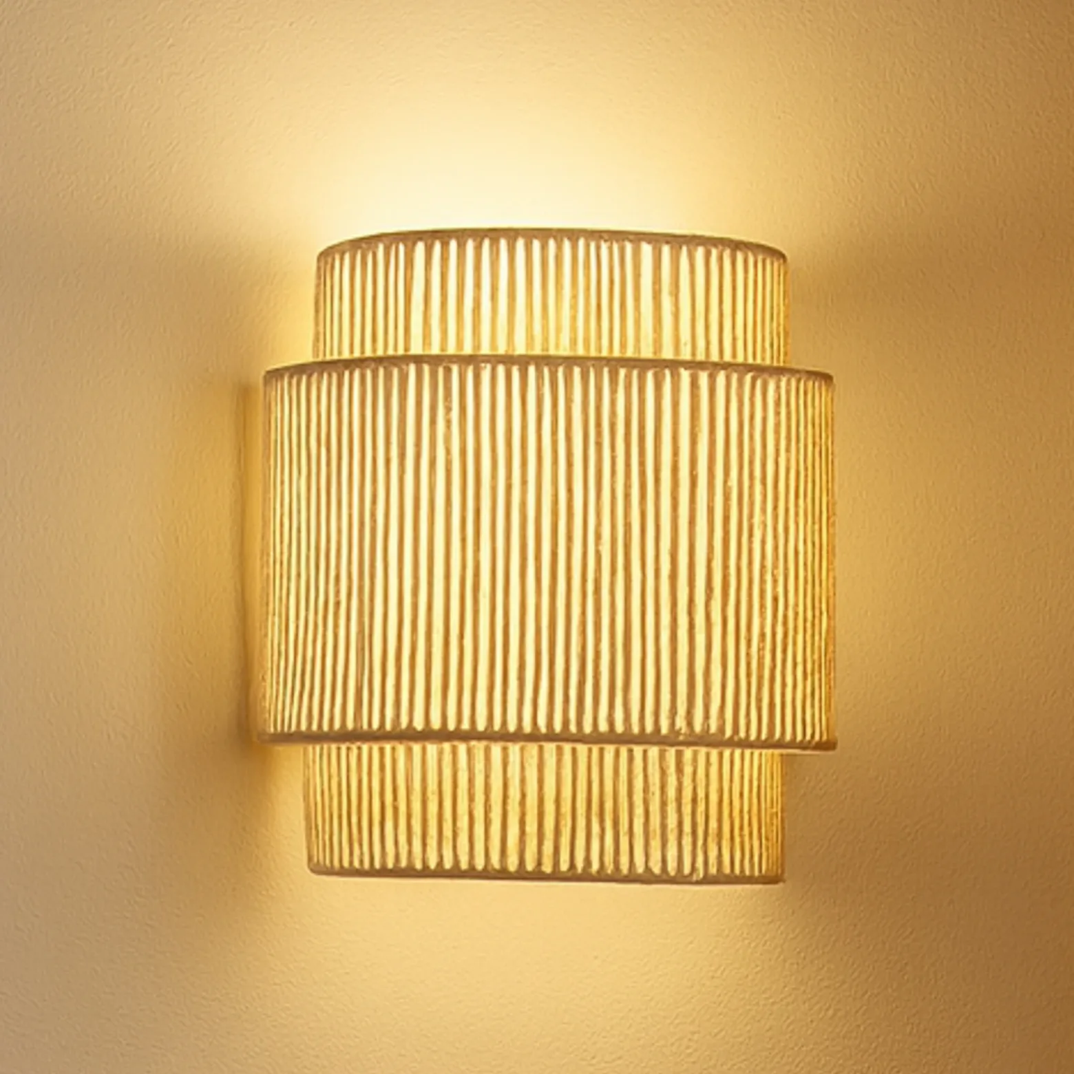 Aplique de pared Lindby Anuva, color natural, papel, altura 25 cm