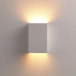 Aplique de pared Lindby Colja, angular, altura 16 cm, escayola, blanco
