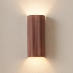 Aplique de pared Lindby Colja, marrón, redondo, altura 30,5 cm, yeso