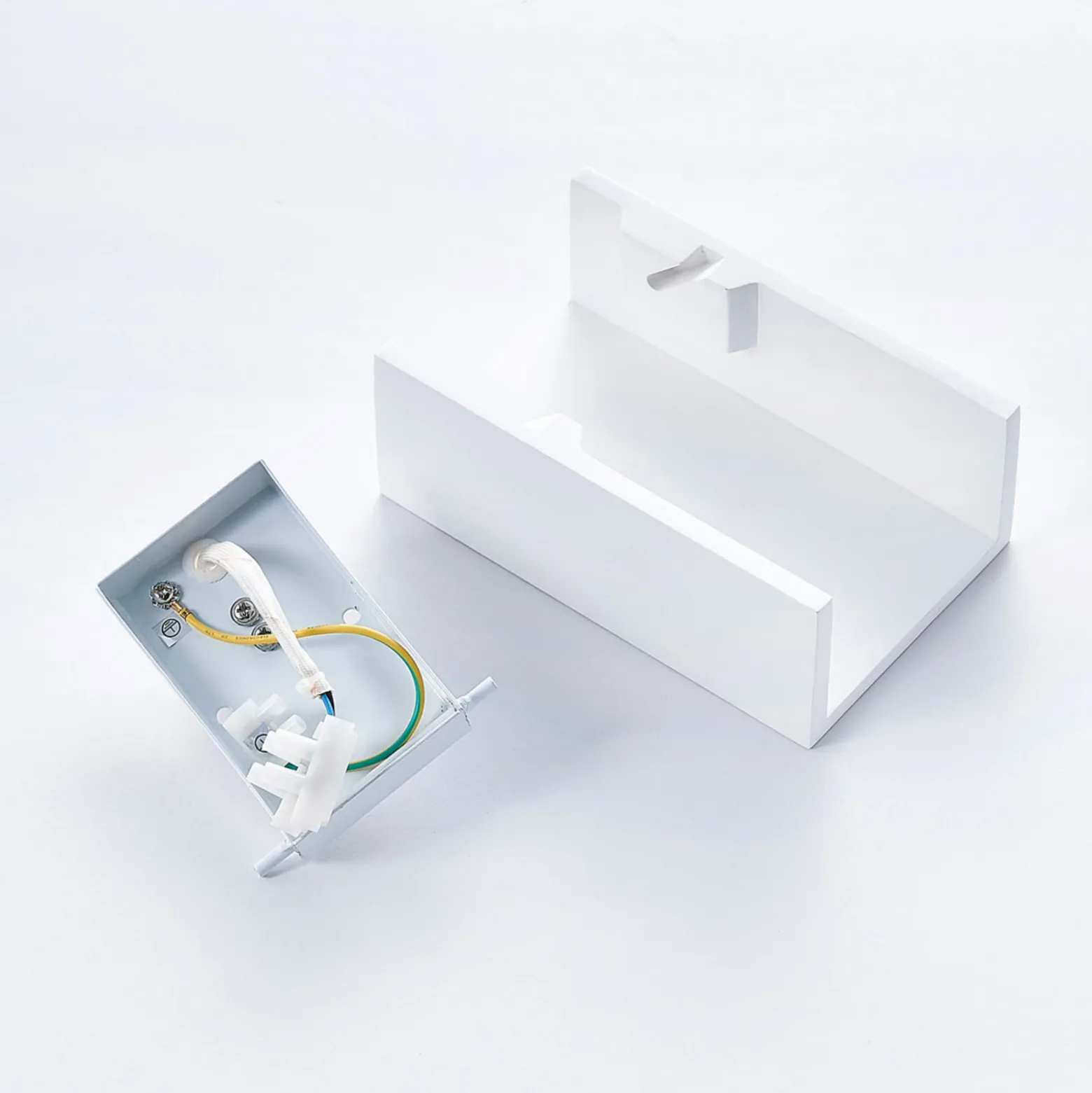 Aplique de pared Lindby Colja, angular, altura 16 cm, escayola, blanco