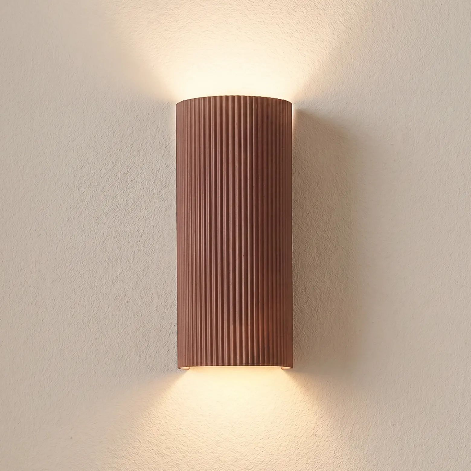 Aplique de pared Lindby Colja, marrón, redondo, altura 30,5 cm, yeso
