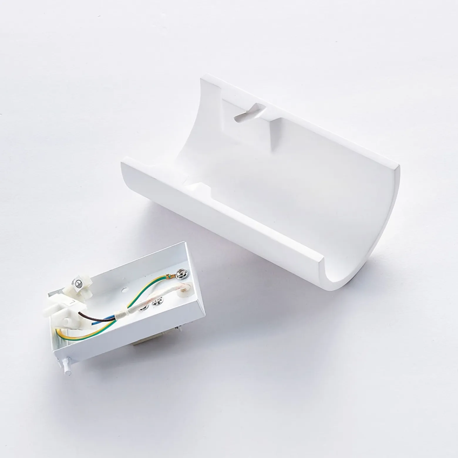 Aplique de pared Lindby Colja, redondo, altura 16 cm, escayola, blanco