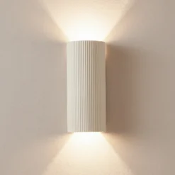 Aplique de pared Lindby Colja, redondo, altura 30,5 cm, yeso, beige