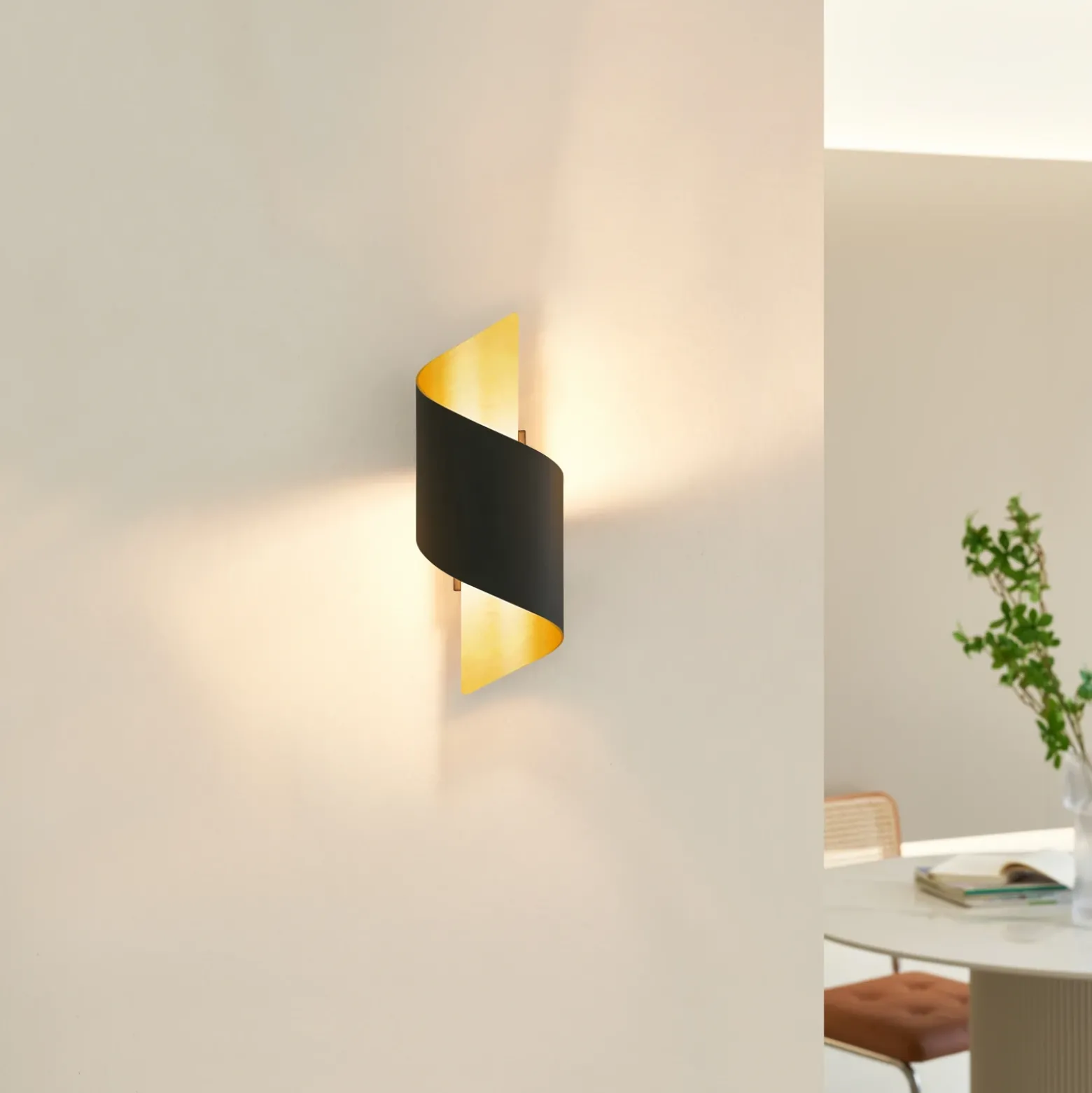 Aplique de pared Lindby Desirio, negro/oro, 24cm, metal