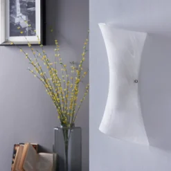 Aplique de pared Lindby Ebba, altura 39 cm, alabastro blanco, cristal
