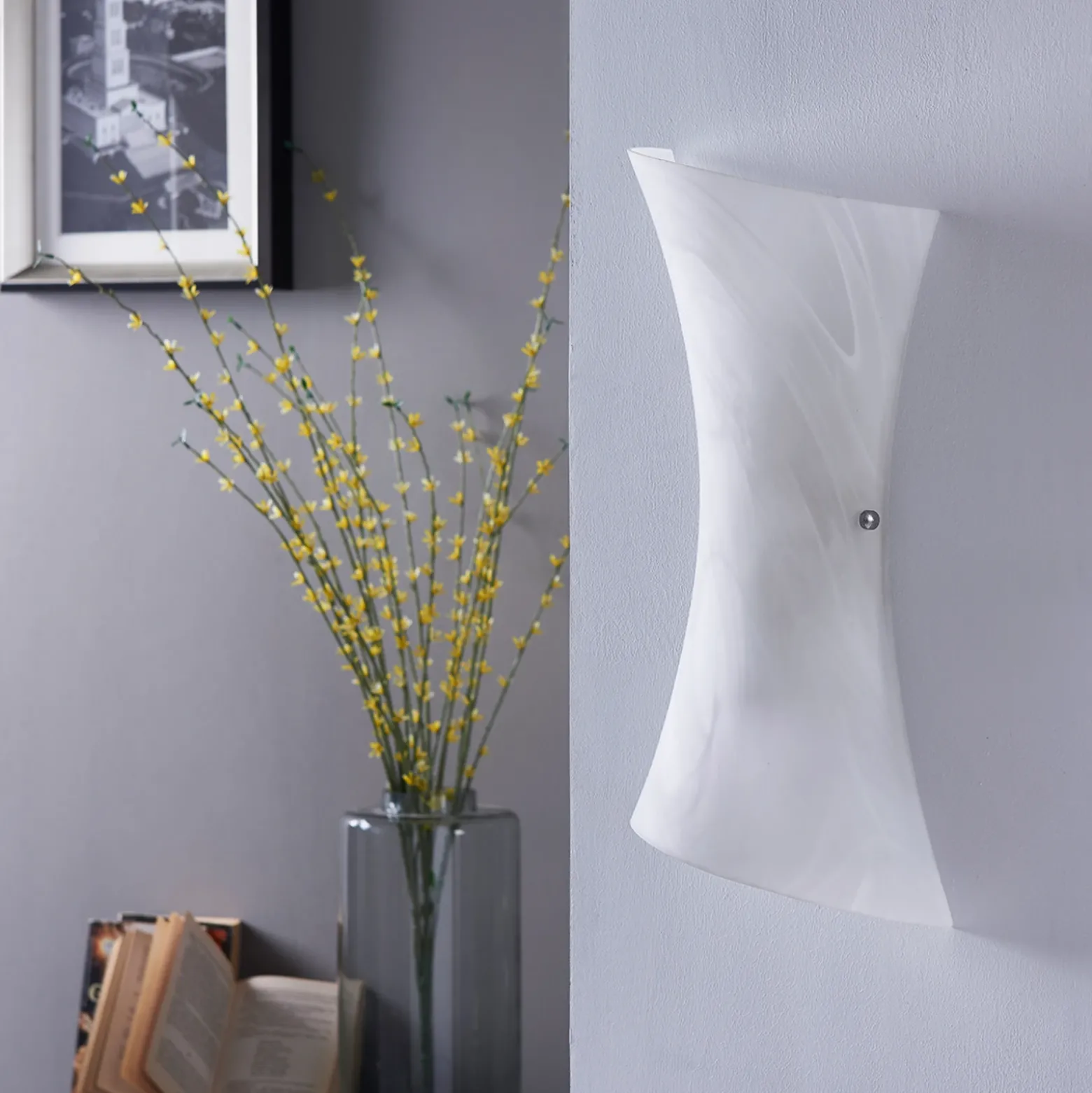 Aplique de pared Lindby Ebba, altura 39 cm, alabastro blanco, cristal