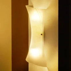 Aplique de pared Lindby Ebba, altura 39 cm, alabastro blanco, cristal