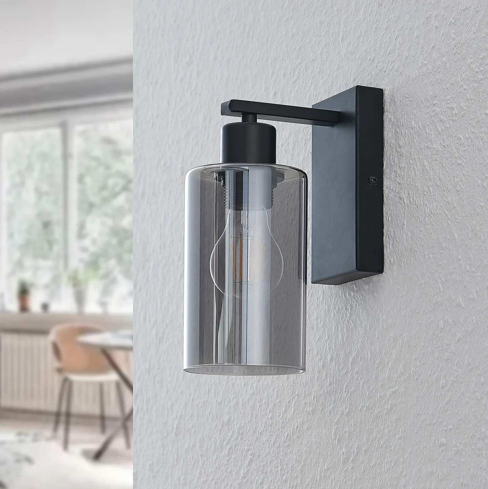 Aplique de pared Lindby Emavi, negro/gris humo, cristal, E27