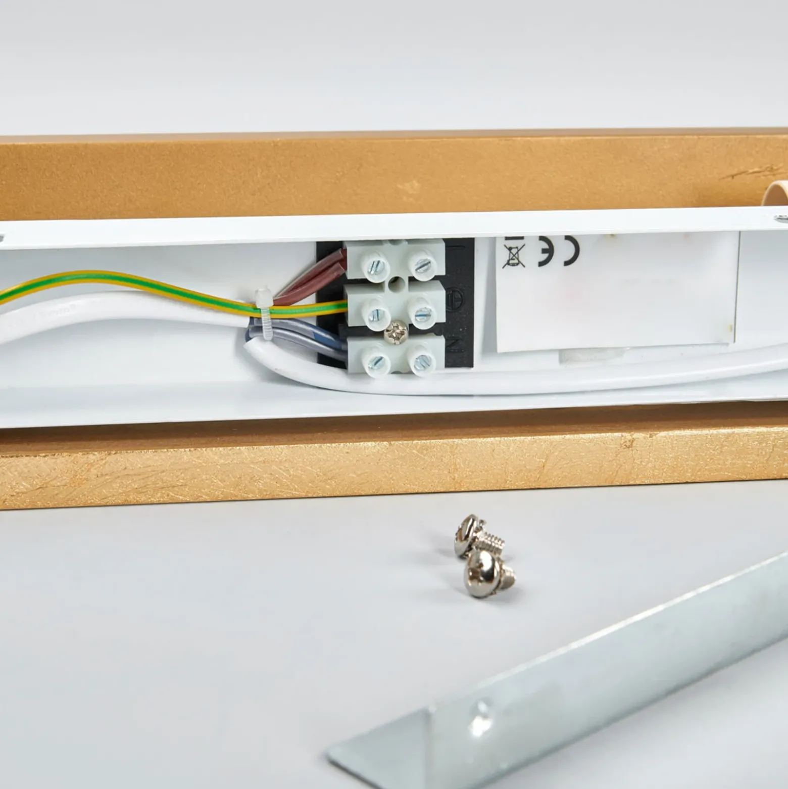 Aplique de pared Lindby Emina, dorado, escayola, 36cm, E14