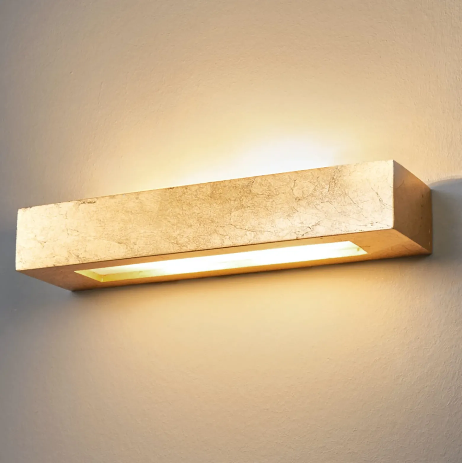 Aplique de pared Lindby Emina, dorado, escayola, 36cm, E14
