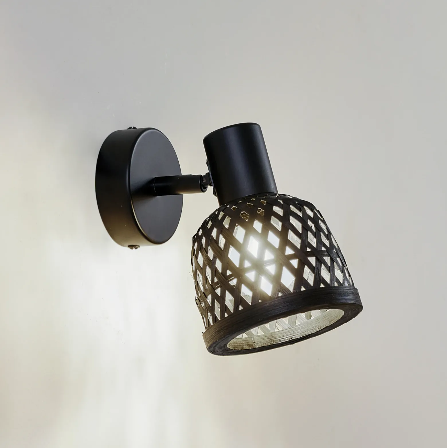 Aplique de pared Lindby Eskil, Ø 10 cm, negro, bambú