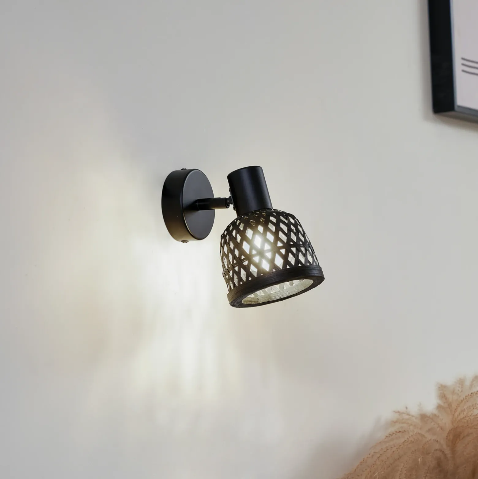 Aplique de pared Lindby Eskil, Ø 10 cm, negro, bambú