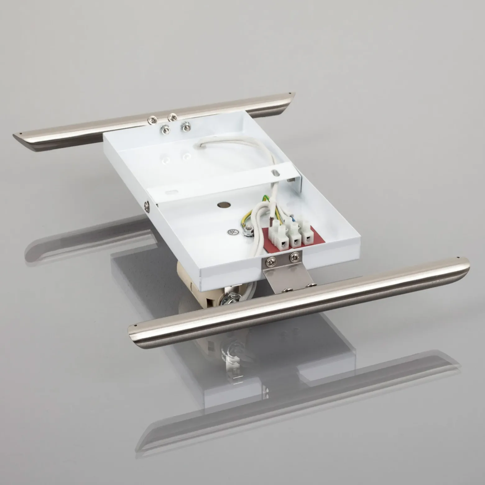 Aplique de pared Lindby Filippa, 31 cm, níquel, cristal, E27