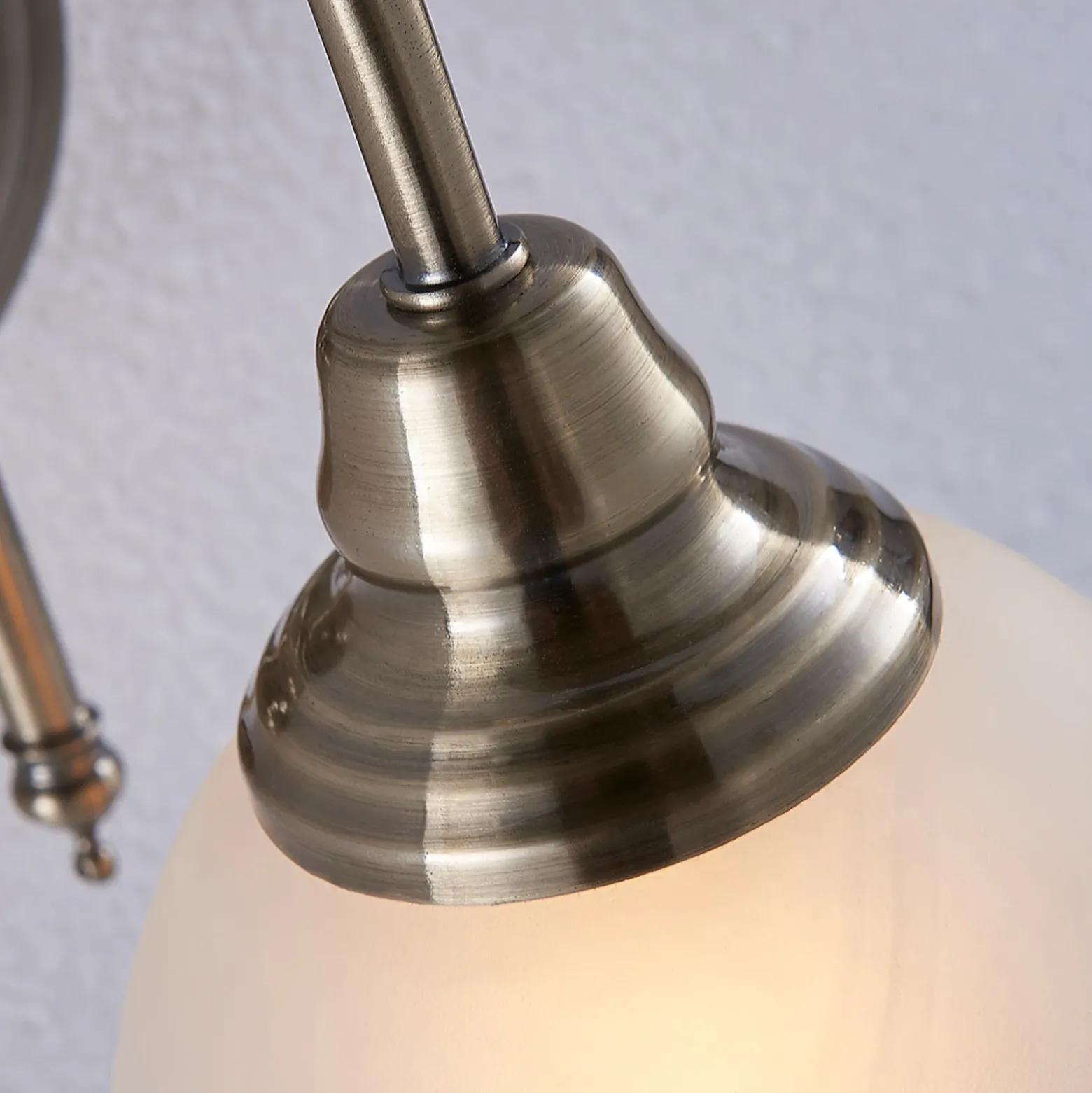 Aplique de pared Lindby Hanna, 18 m, latón envejecido, metal, cristal