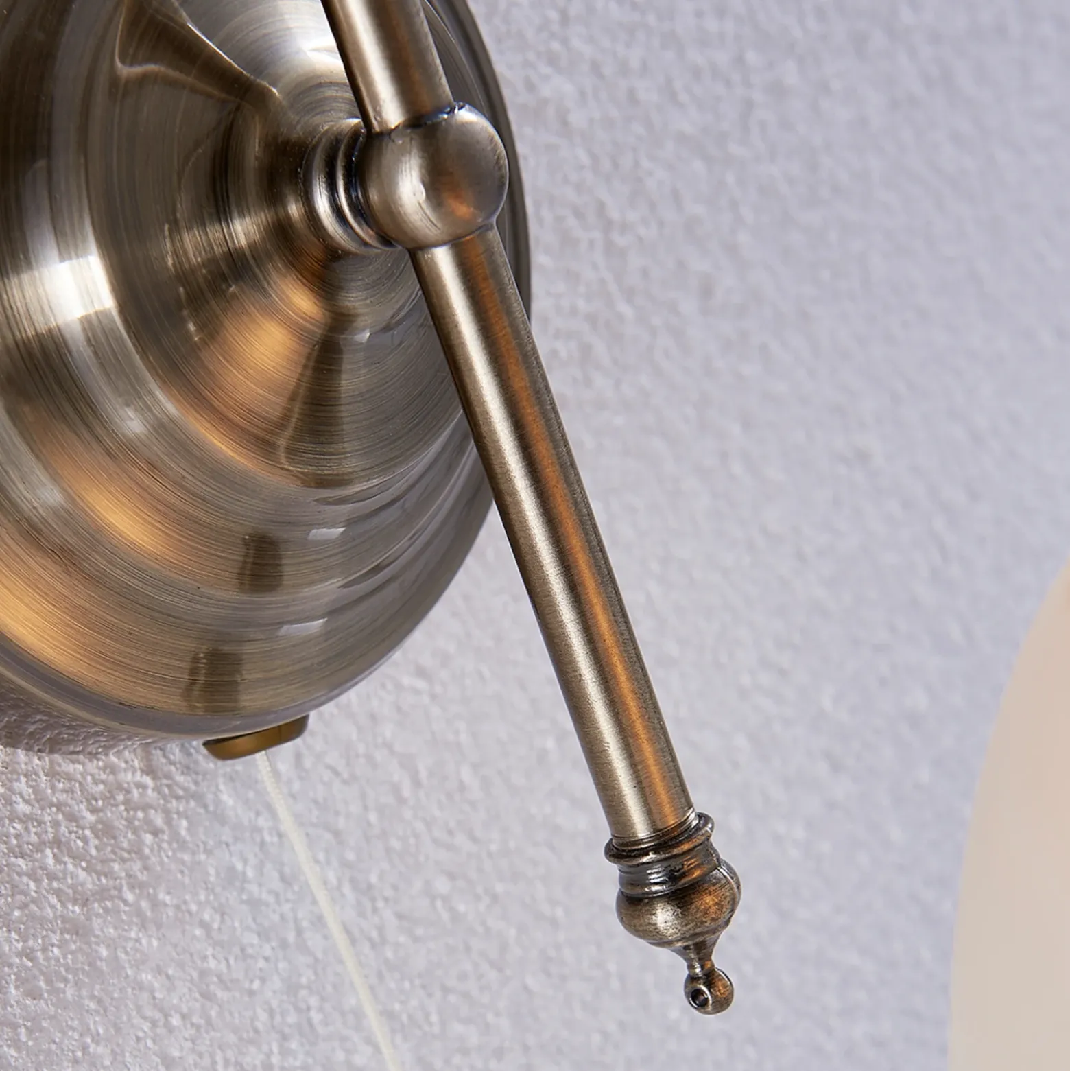 Aplique de pared Lindby Hanna, 18 m, latón envejecido, metal, cristal