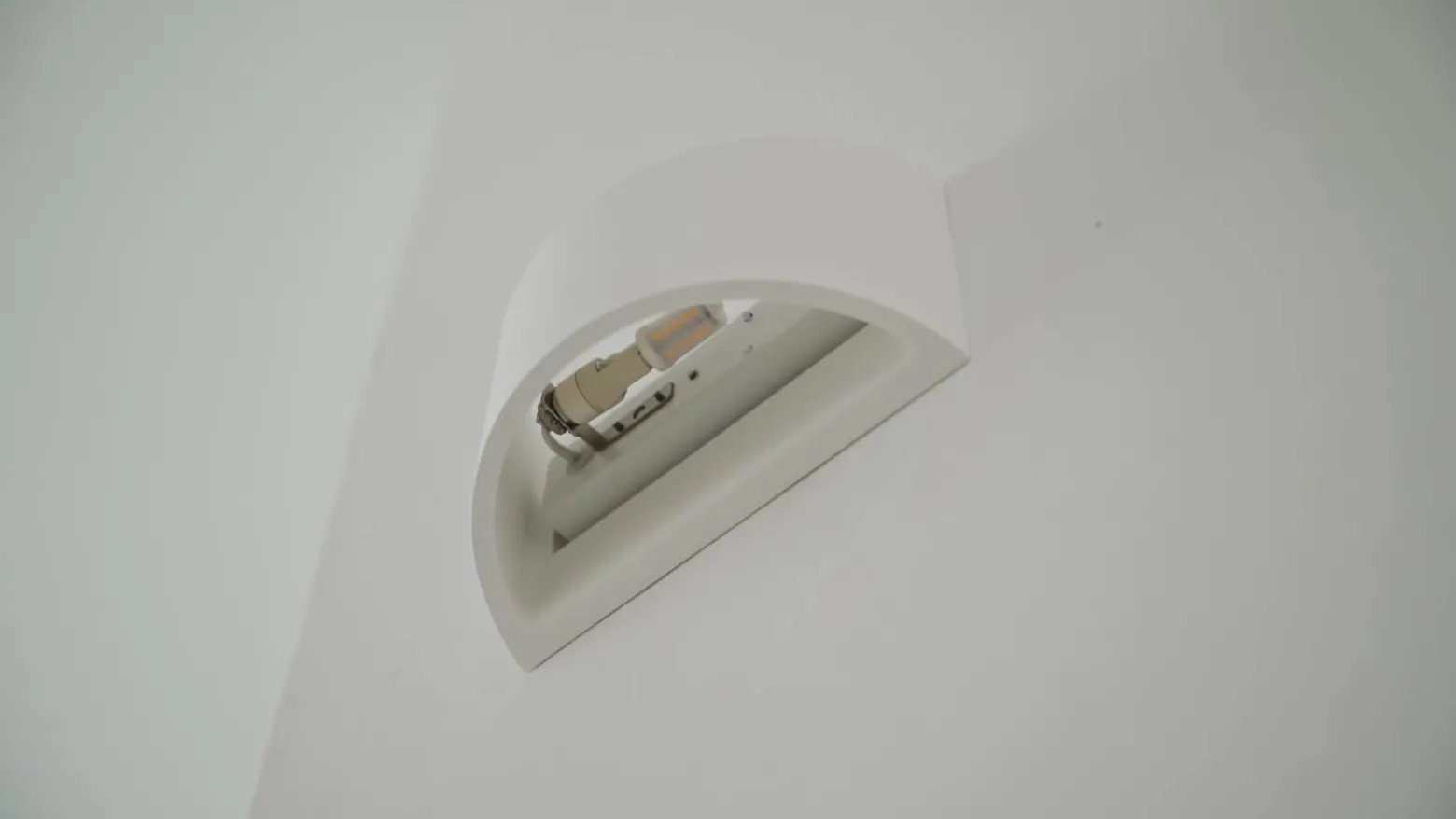Aplique de pared Lindby Heiko, arriba/abajo, escayola, blanco, altura 12 cm