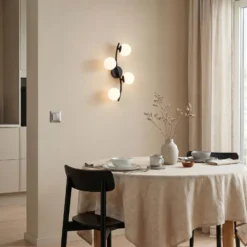 Aplique de pared Lindby Josiana, ópalo/negro, 48 cm, esférico, cristal