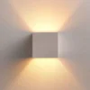 Aplique de pared Lindby Kay, blanco, escayola, 11,5 x 11,5 cm