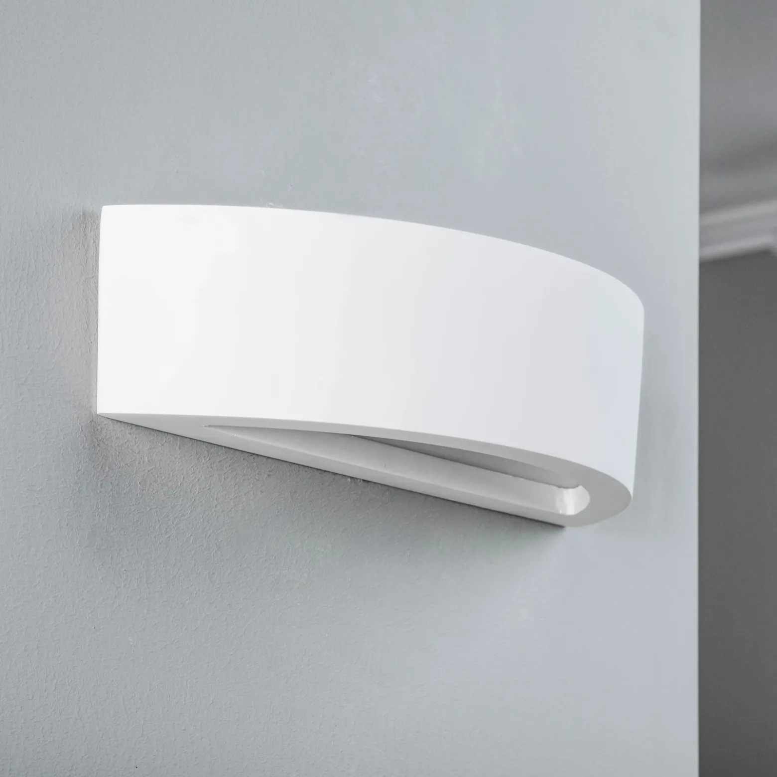 Aplique de pared Lindby Konstantin, ancho 30 cm, blanco, escayola, E14