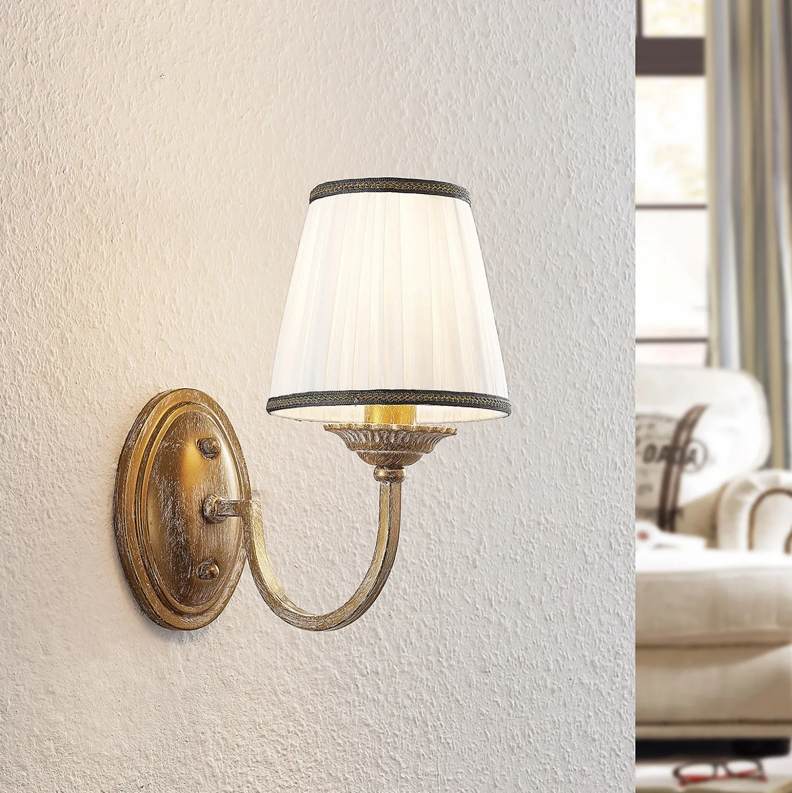 Aplique de pared Lindby Lumiel, crema/latón, textil, 27cm