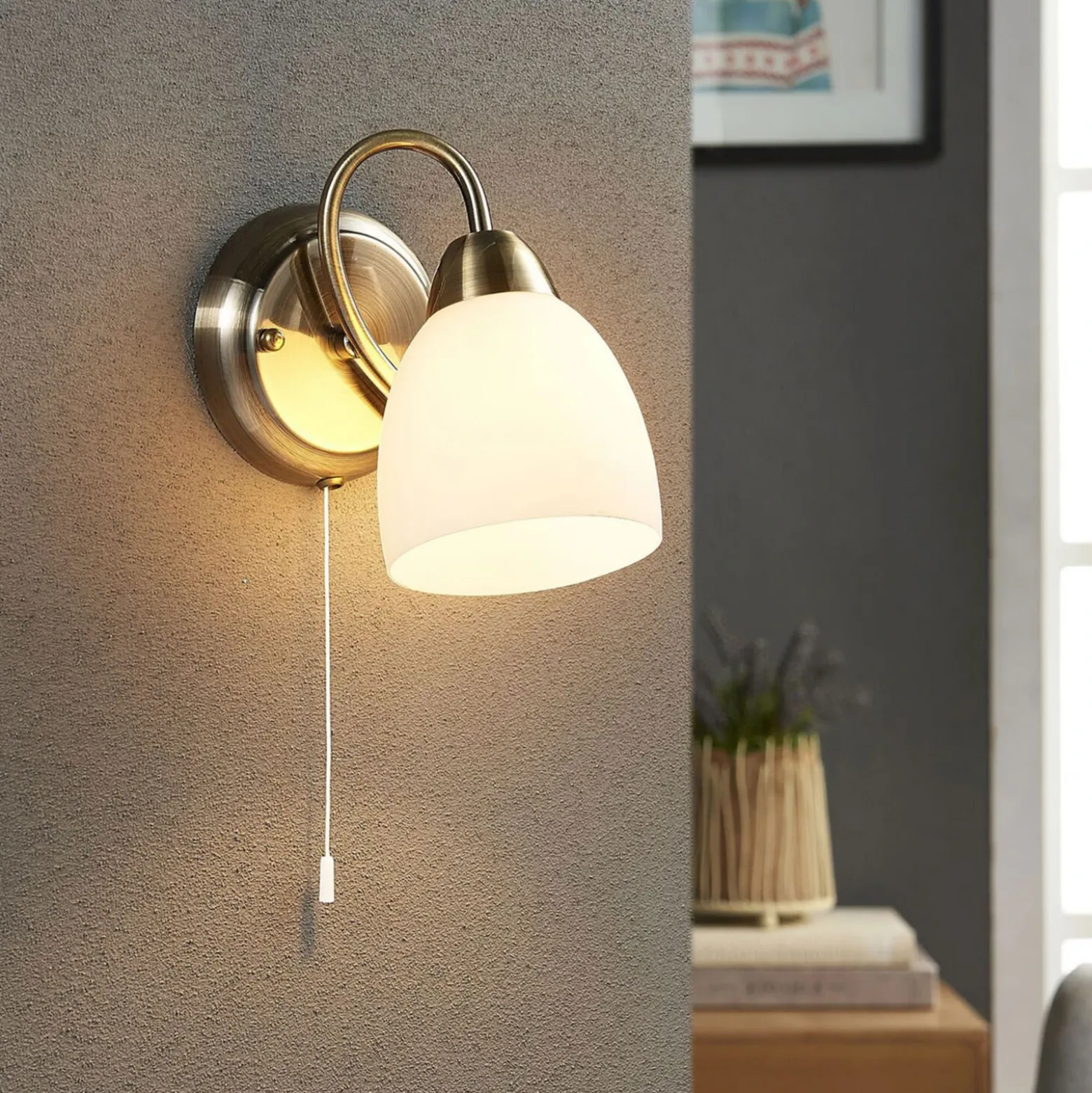 Aplique de pared Lindby Mael, altura 20 cm, latón envejecido, interruptor