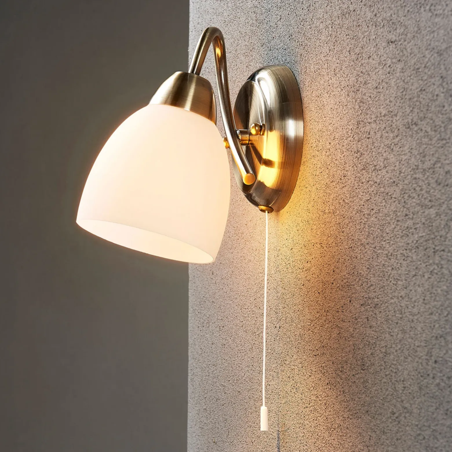 Aplique de pared Lindby Mael, altura 20 cm, latón envejecido, interruptor
