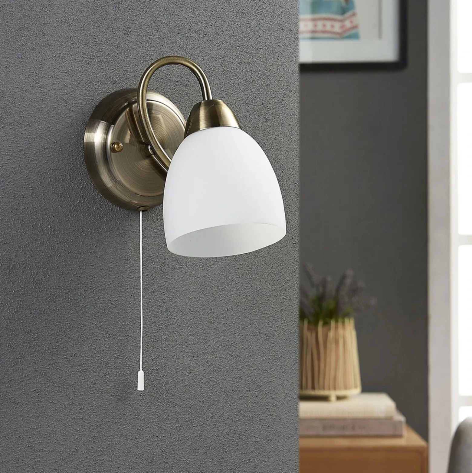 Aplique de pared Lindby Mael, altura 20 cm, latón envejecido, interruptor