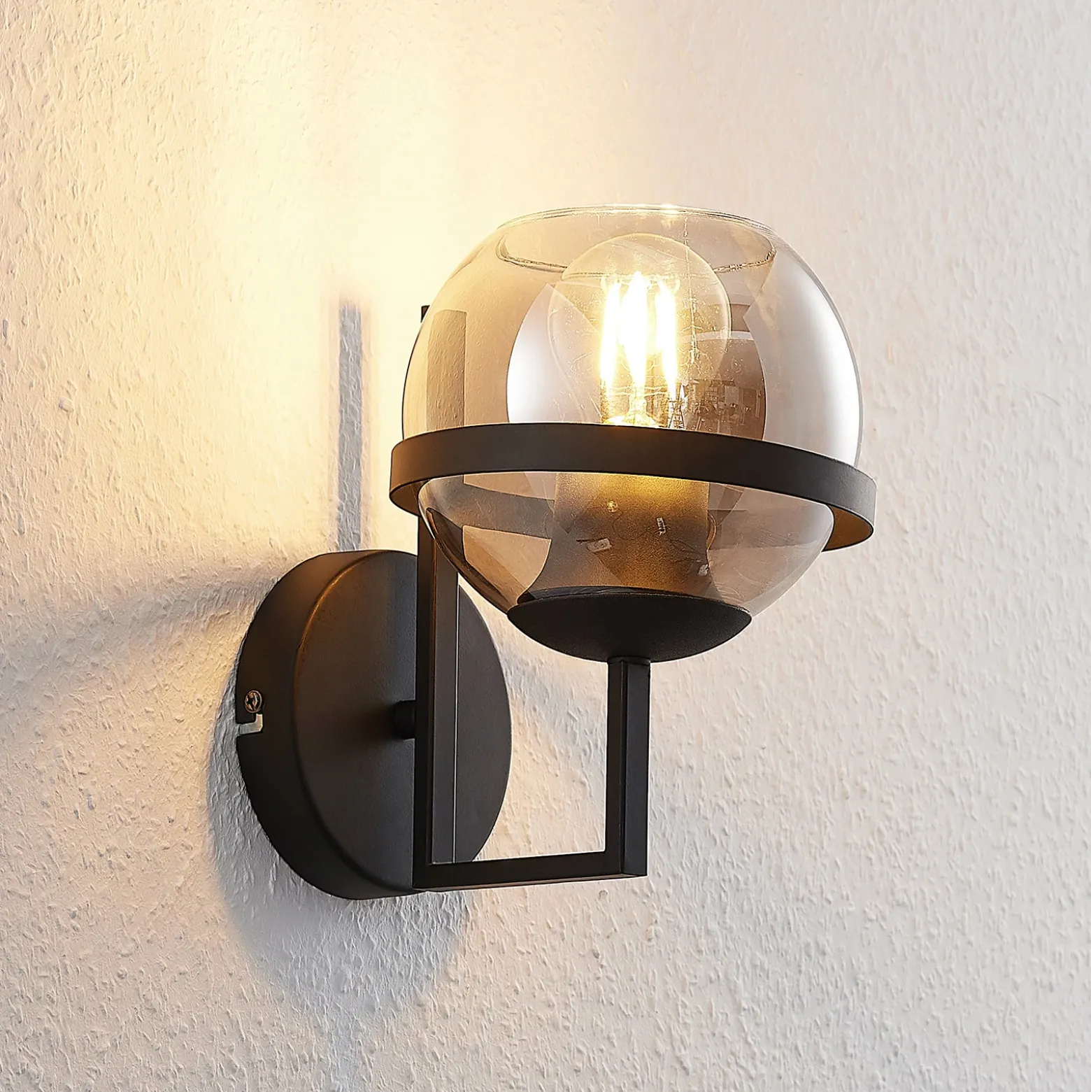 Aplique de pared Lindby Marinka, altura 20 cm, negro, cristal ahumado