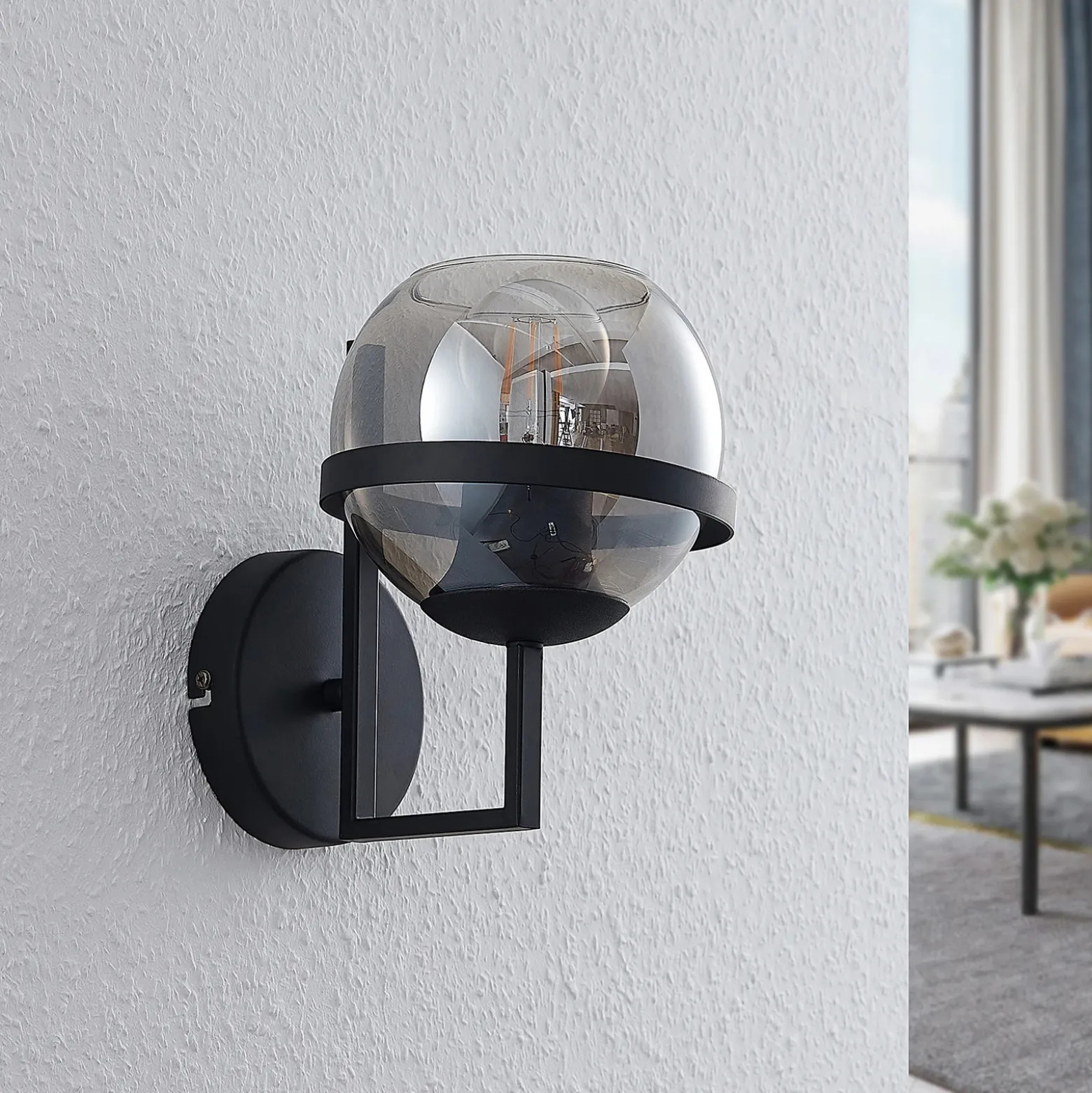 Aplique de pared Lindby Marinka, altura 20 cm, negro, cristal ahumado