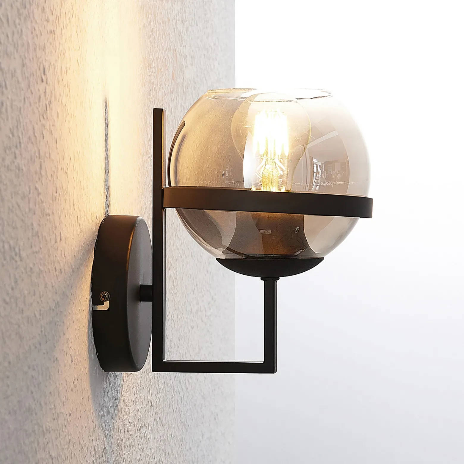 Aplique de pared Lindby Marinka, altura 20 cm, negro, cristal ahumado