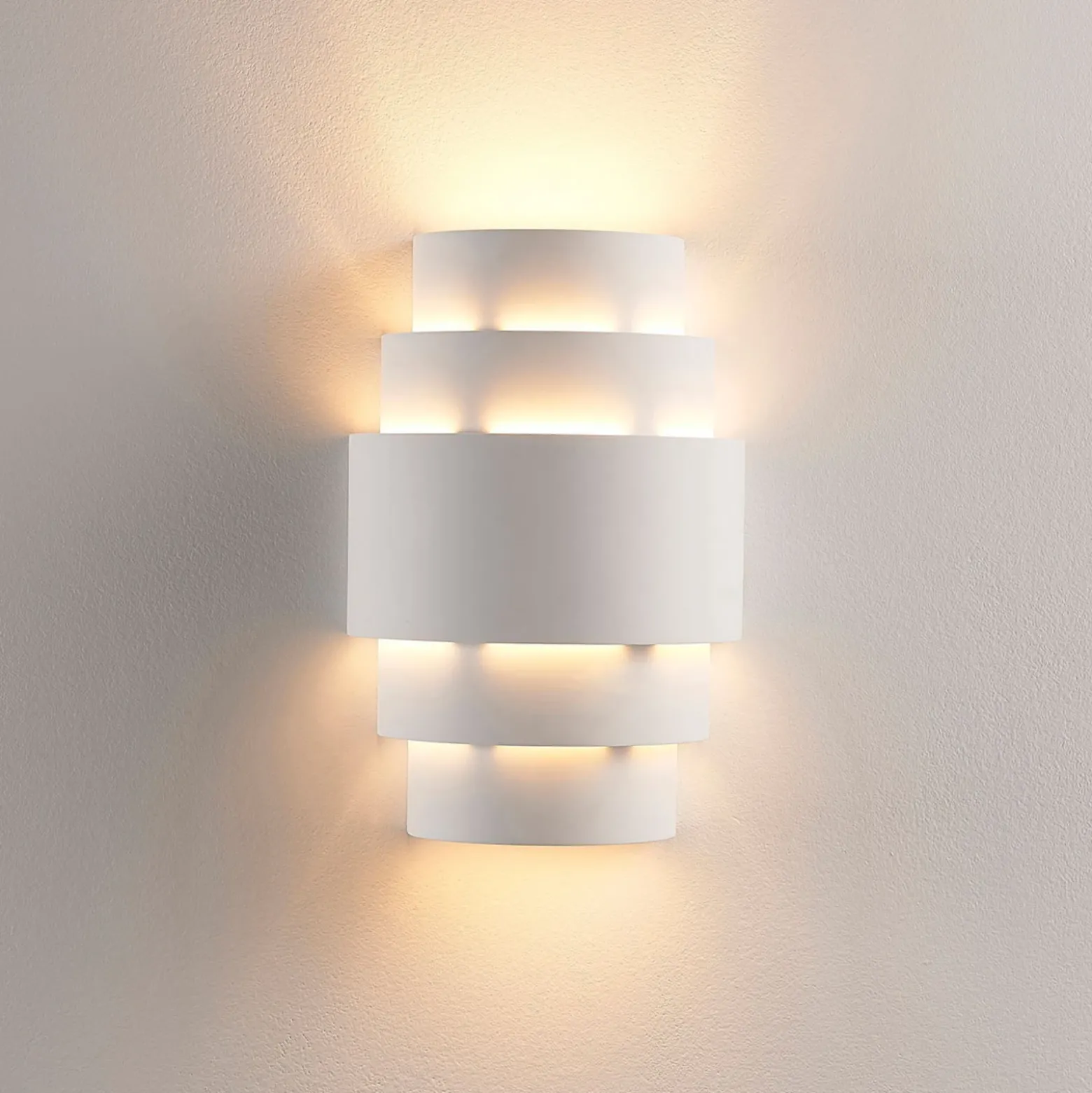 Aplique de pared Lindby Marit, altura 30 cm, blanco, escayola, E14
